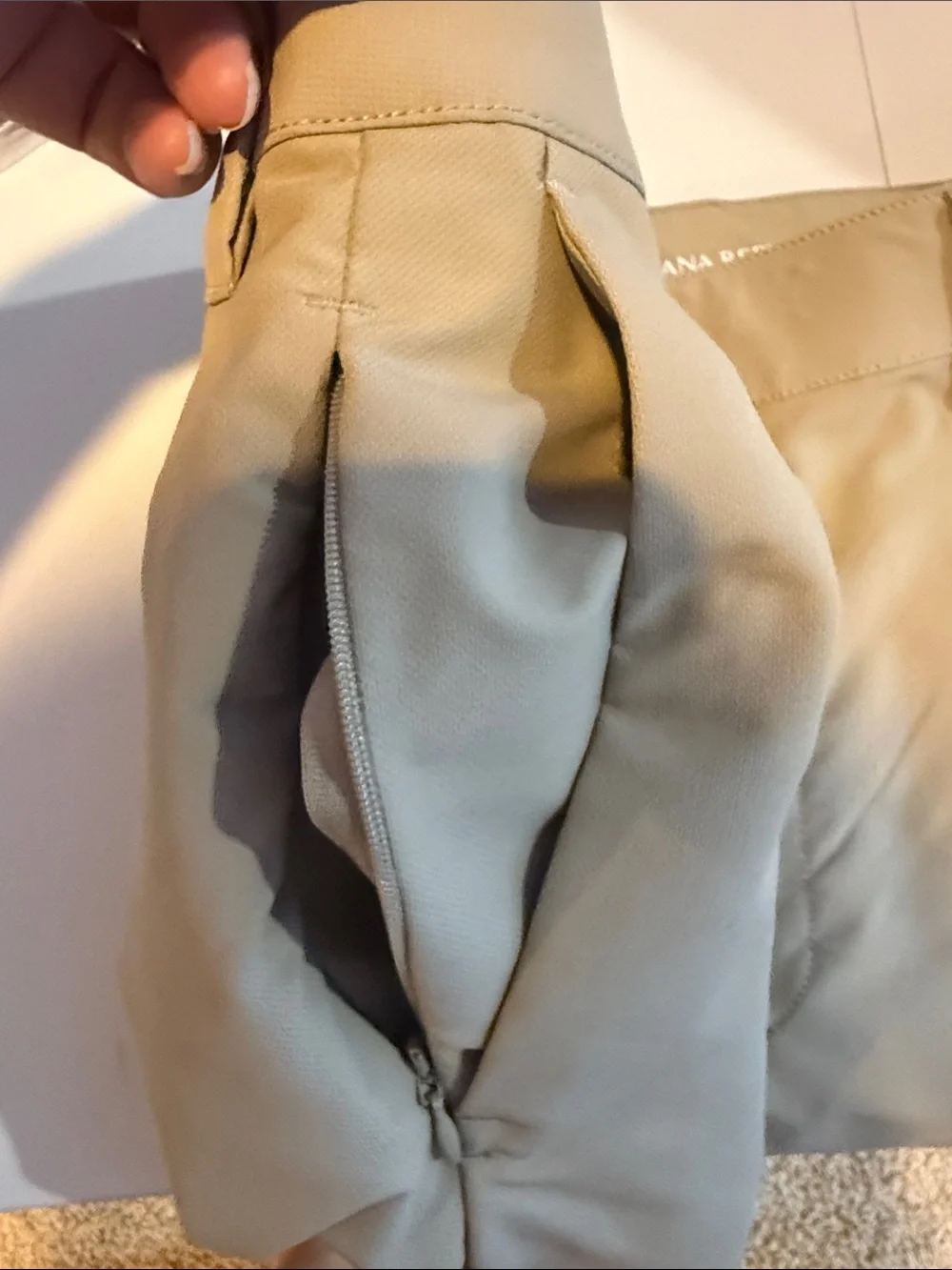 Banana Republic Men's Slim Chinos in Beige 34 x 32 Extra Side Zipper Pocket